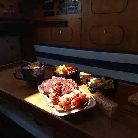 Botel Experiencia Nautica Unica - Estadia E Passeio Lisboa